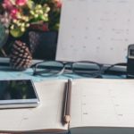 Dlaczego warto mieć kalendarz biurkowy w dobie smartfonów?