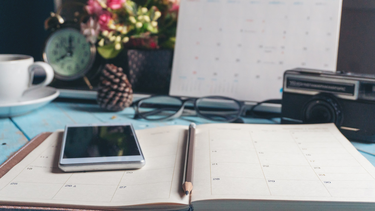 Dlaczego warto mieć kalendarz biurkowy w dobie smartfonów?